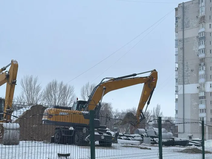 Работа экскаваторов в городской застройке